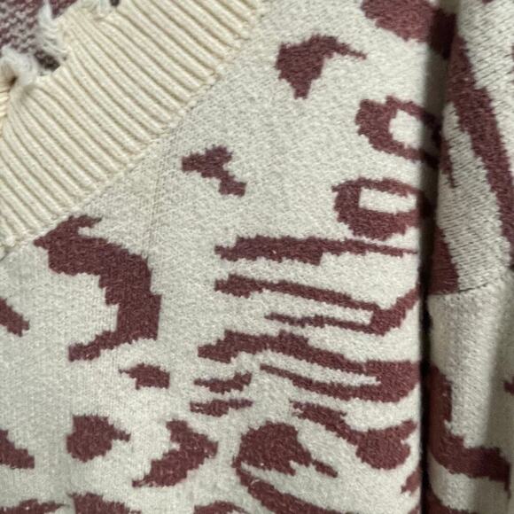 E Pretty Distressed Animal Print Soft Sweater Size Large EUC V Neck Stretchy - Picture 3 of 4